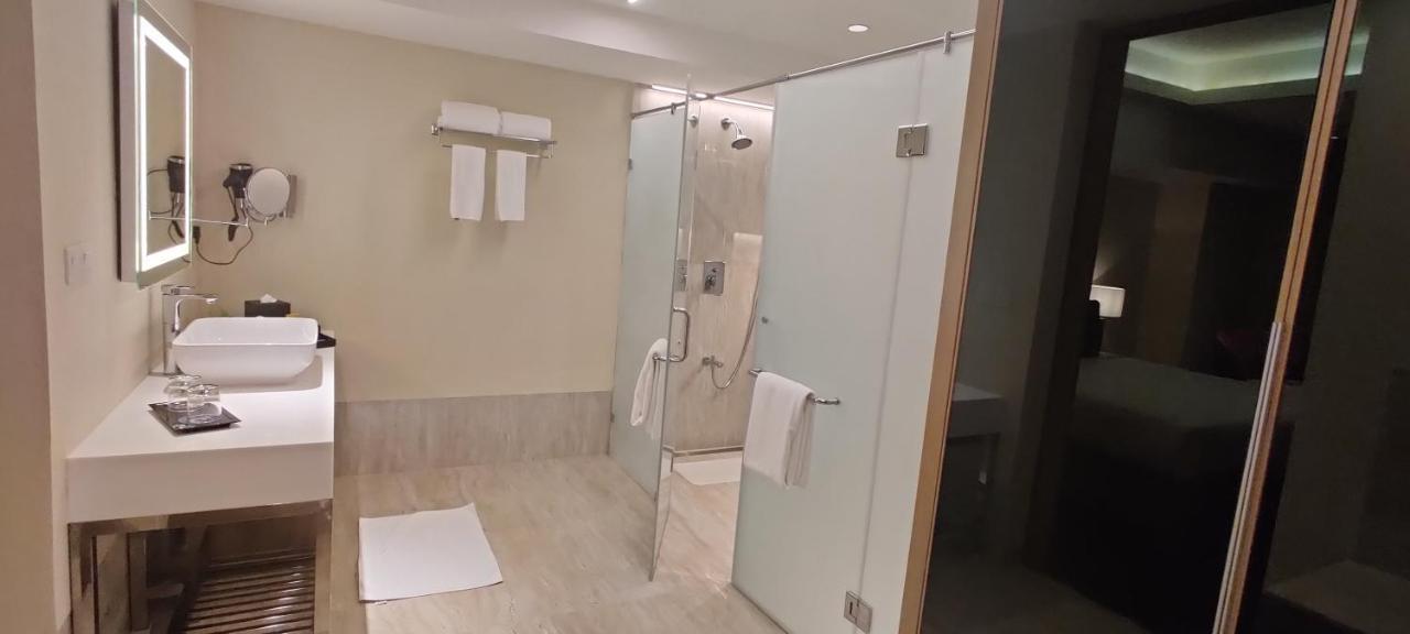 O By Tamara, Trivandrum Thiruvananthapuram Екстер'єр фото A shower with a sliding door