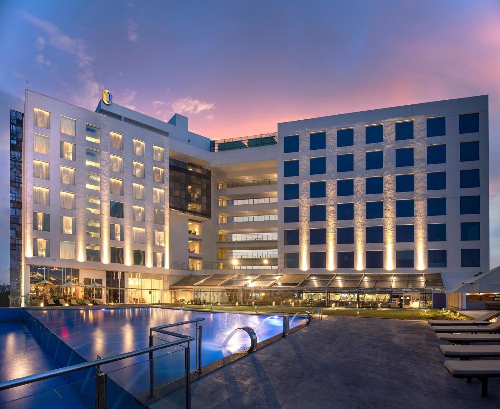 O By Tamara, Trivandrum Thiruvananthapuram Екстер'єр фото The hotel at night